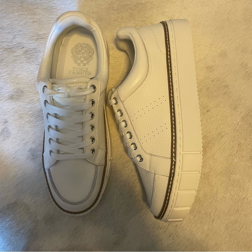 VINCE CAMUTO WOMENS WHITE LEATHER SNEAKERS